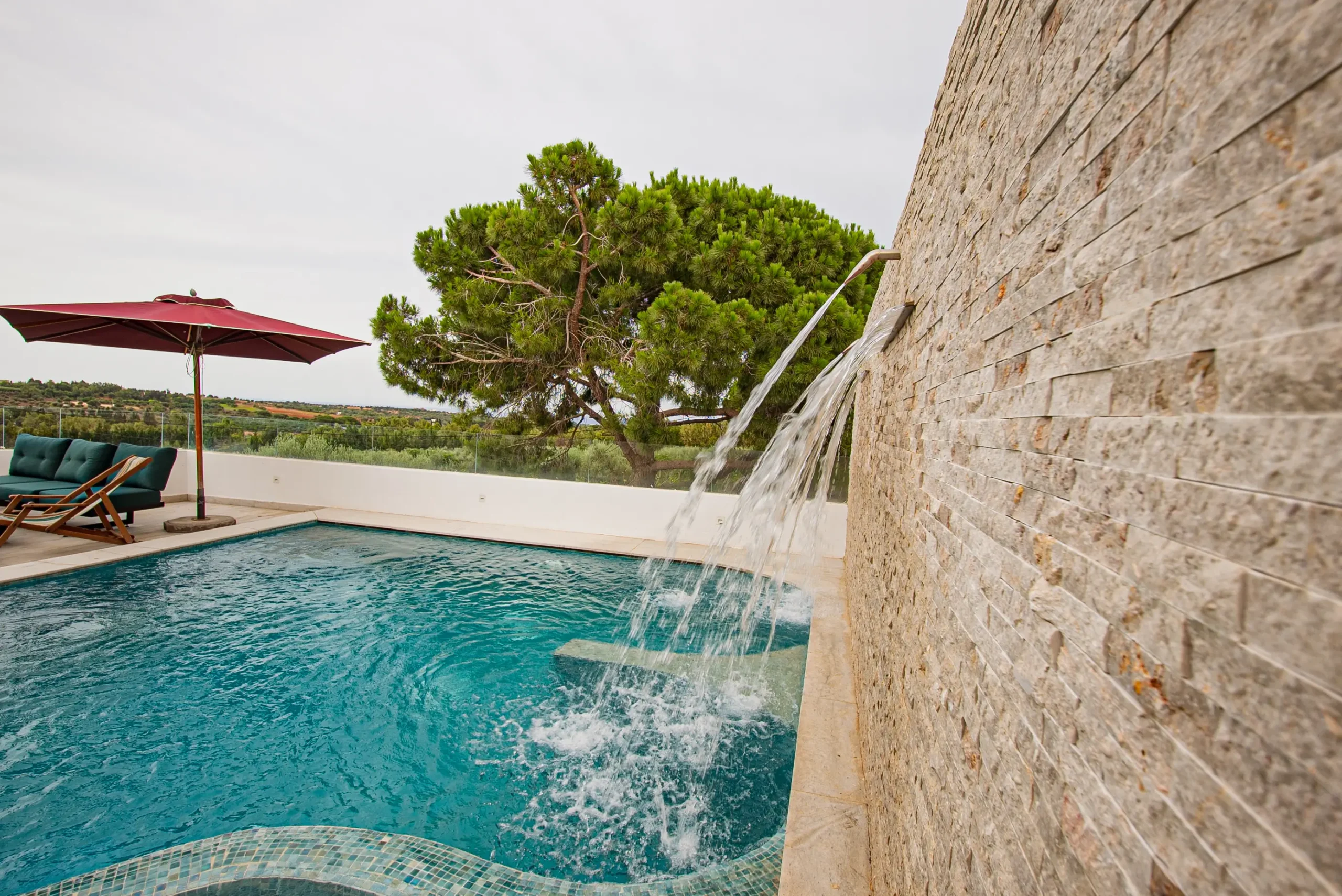 piscine sûrelevé avec cascade